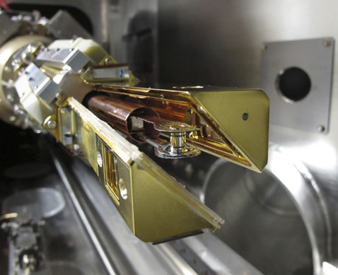 Манипулятор с золотым цилиндром на конце. Защитные кожухи убираются за пять секунд перед световым ударом (фото Lawrence Livermore National Laboratory).